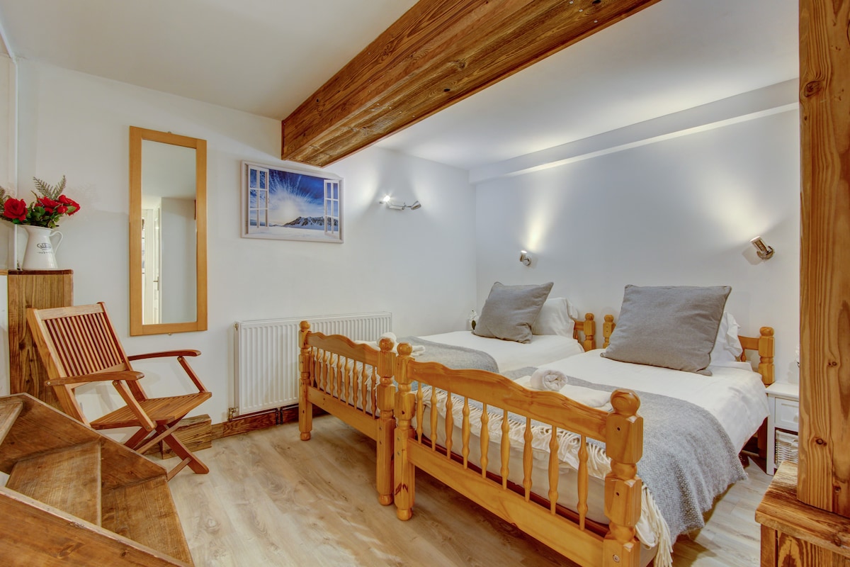 غرفة نوم مزدوجة مع منطقة نوم ميزانين