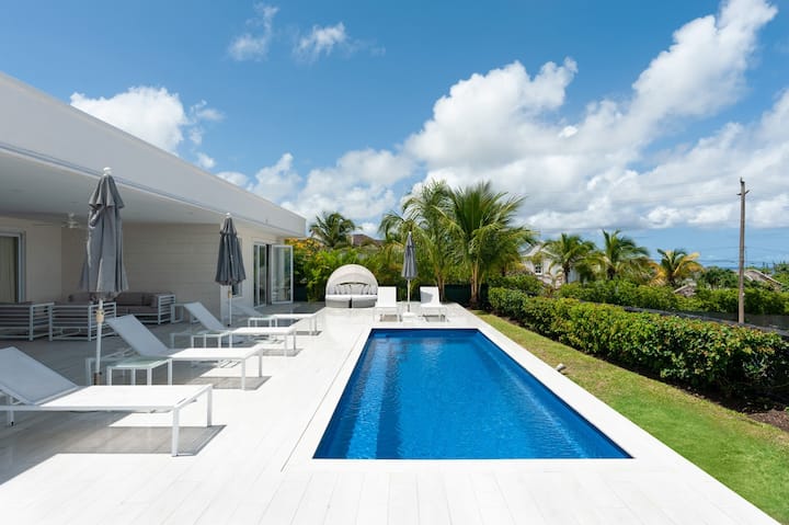 Luxury Seaview Villa w/Fairmont Beach Membership - Houses for Rent in ...
