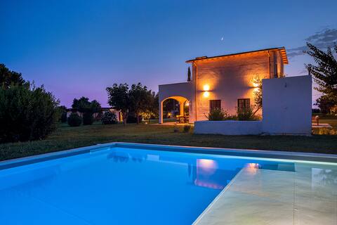 Podere Bianco Farmhouse - villa with swimming pool