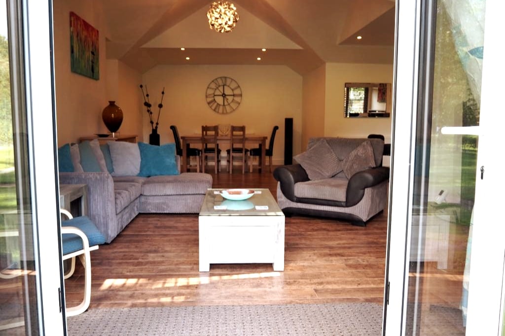 Popular Airbnb listing: Quiet Barn with tennis court in Hertfordshire