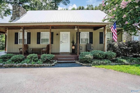 Gunter Lodge on the Lake-Waterfront w/ Boathouse
