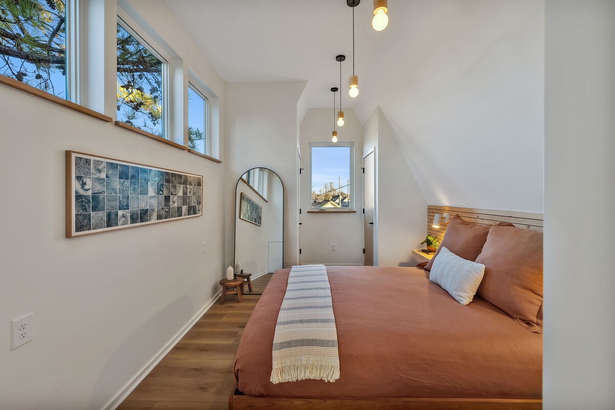 The bedroom has a ridiculously comfortable queen size bed with a noise machine and oil diffuser to ensure a peaceful night's sleep.
