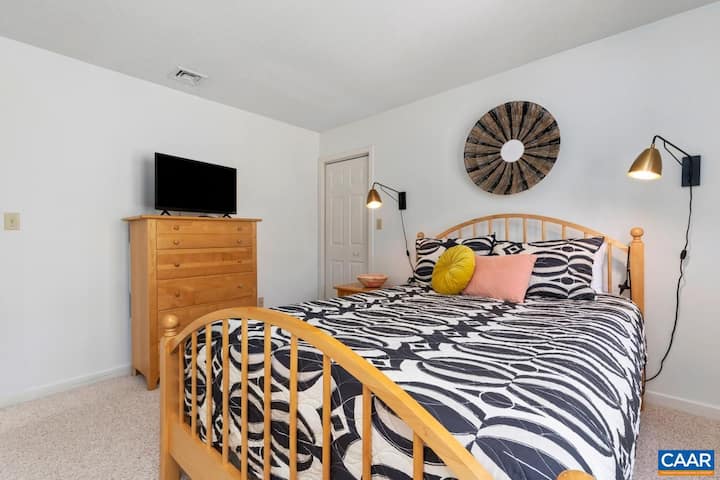 Segundo dormitorio con cama tamaño queen y TV.
