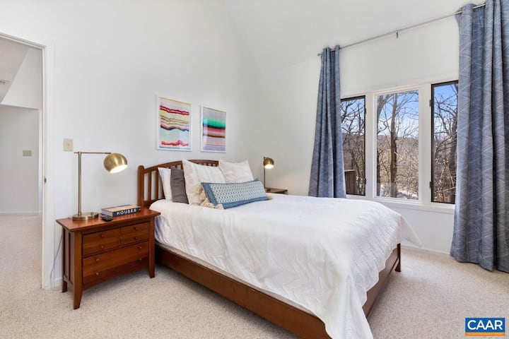 Dormitorio principal con cama matrimonial y baño privado.