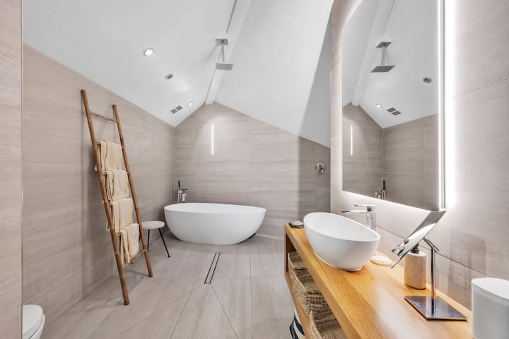 Hollywood Hills | AD Designer Home | Pool | Modern gallery image 5