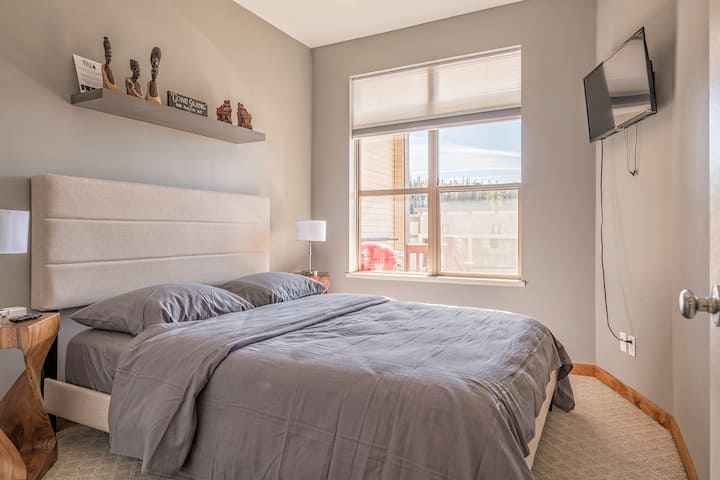 Master Bedroom with TV 