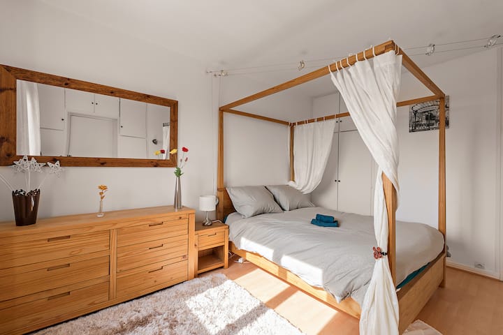 Chumba cha kulala kilicho na kitanda cha watu wawili na kinyozi