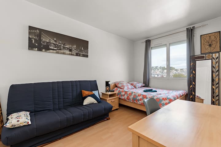 Chumba cha kulala kilicho na kitanda cha watu wawili, kitanda cha sofa na sehemu mahususi ya kufanyia kazi 