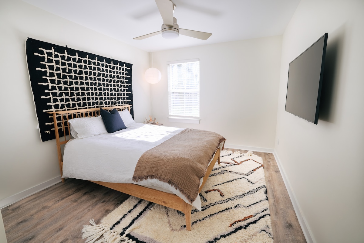 Მეორე საძინებელი დიდი საწოლით, კარადათი და სმარტ-ტელევიზორით. 