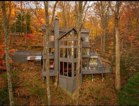 Recently renovated, lakeside cabin w/ game room!