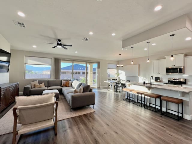 Beautiful Mesquite Pool House (heated pool & spa) gallery image 5