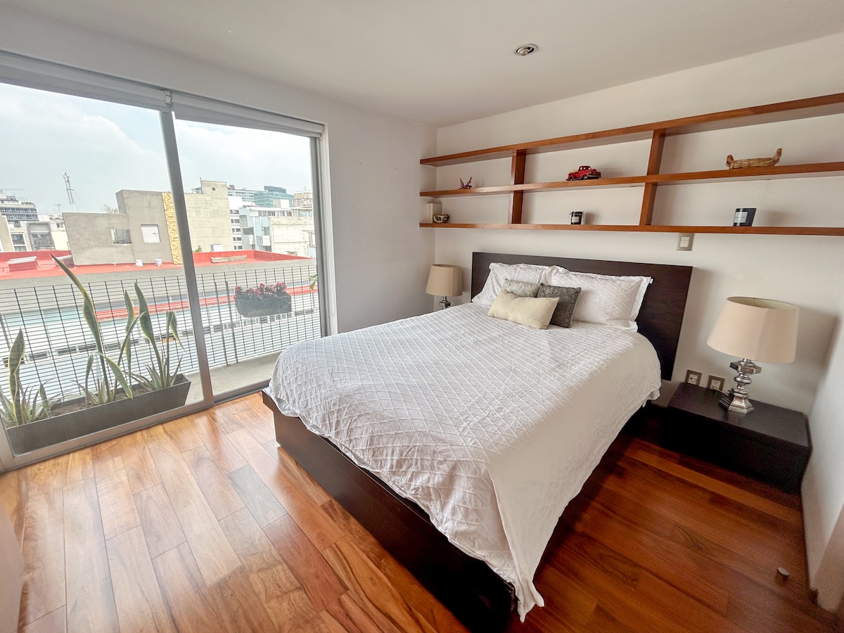 Оазис на спокойствие във вторичната спалня. Отпуснете се спокойно в двойното легло и се възползвайте от комфорта на собствения си балкон