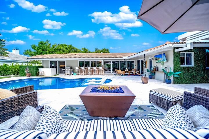 Heated SaltPool+HotTub! Golf Cart+1 Mile 2 Beach! gallery image 4