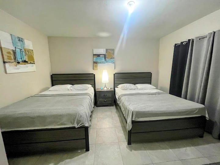 Stanza n.3
Disponibile con aria condizionata, TV
2 letti matrimoniali e futon con i rispettivi set di biancheria da letto.
Dotato di comodino, scrivania
Perfetto per quattro adulti 
Porte in vetro per apprezzare la vista sull'oceano