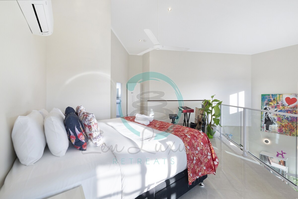 Zen Cascade: 4BR Luxury Penthouse Loft with Views - לחוות קסם כפרי בחדר השינה הנעים שלנו, עם קורות עץ ועיצוב וינטג' לתחושה חמימה ומזמינה. (לופט)