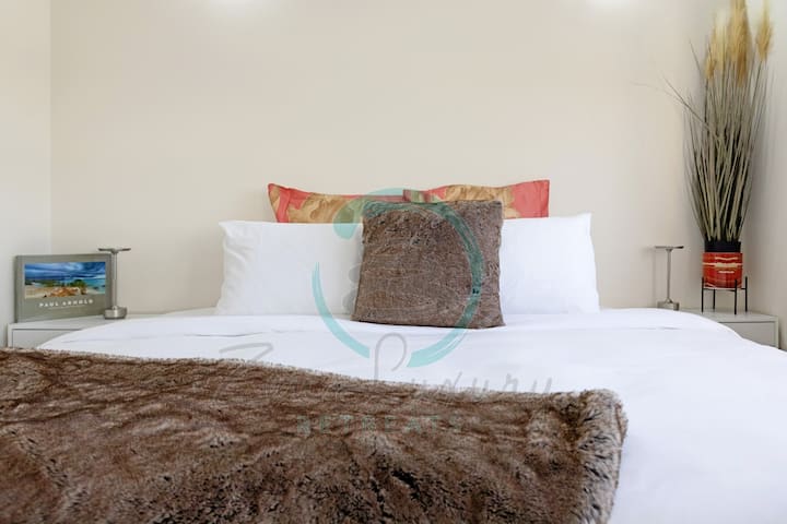 Zen Cascade: ลอฟท์เพนท์เฮาส์หรู 4 ห้องนอนพร้อมวิว - เพลิดเพลินกับการพักผ่อนสุดโรแมนติกในห้องนอนที่ตกแต่งอย่างสวยงามของเราเหมาะสำหรับคู่รักที่กำลังมองหาสถานที่พักผ่อนสุดพิเศษ