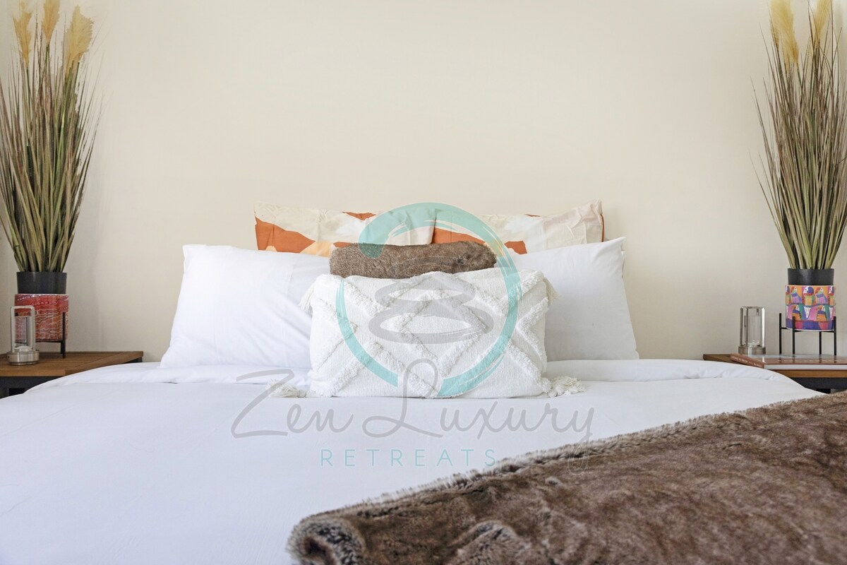 Zen Cascade: לופט פנטהאוז יוקרתי בן 4 חדרי שינה עם נוף - סטייל על מיטת קווין סייז המעוצבת באלגנטיות שלנו, המציעה גם נוחות וגם תחכום לשהייה שלכם.