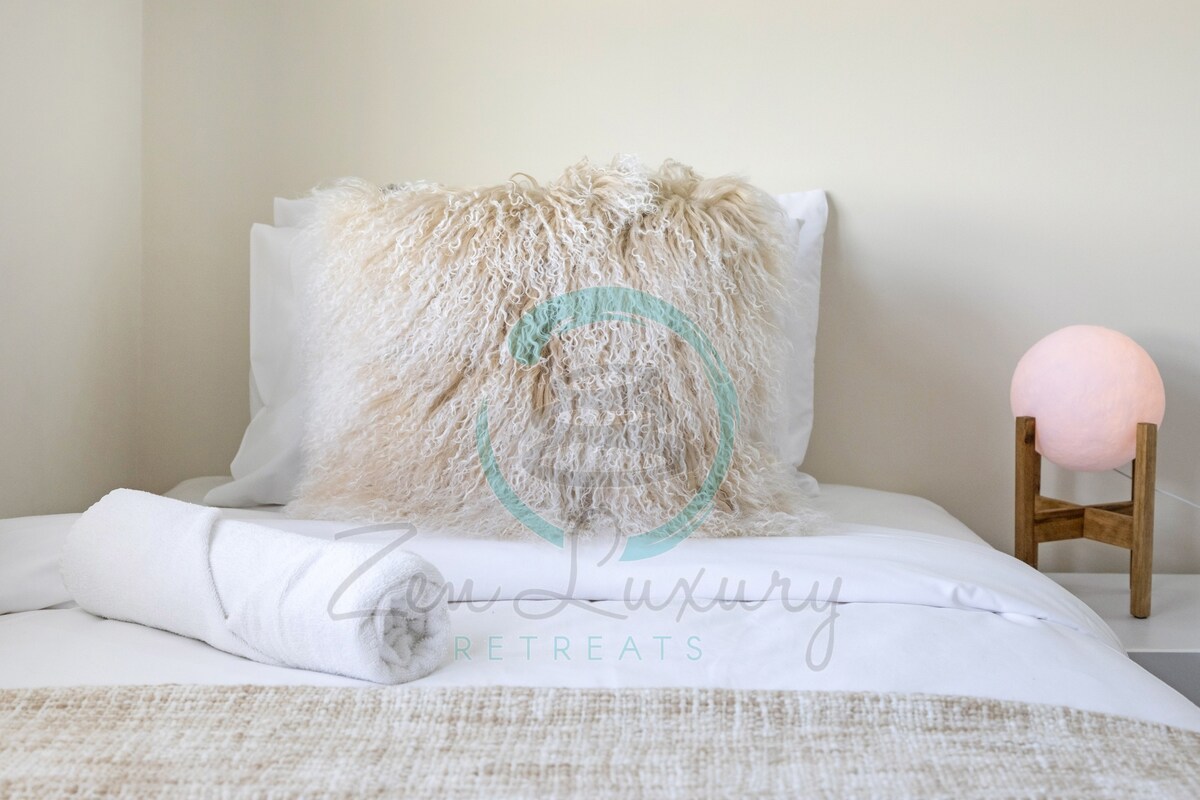 Zen Cascade: 4BR Luxury Penthouse Loft with Views - כיור לתוך מיטת הקינג סייז המפוארת שלנו, עם מצעים מפוארים לשינה לילית שאין שני לה