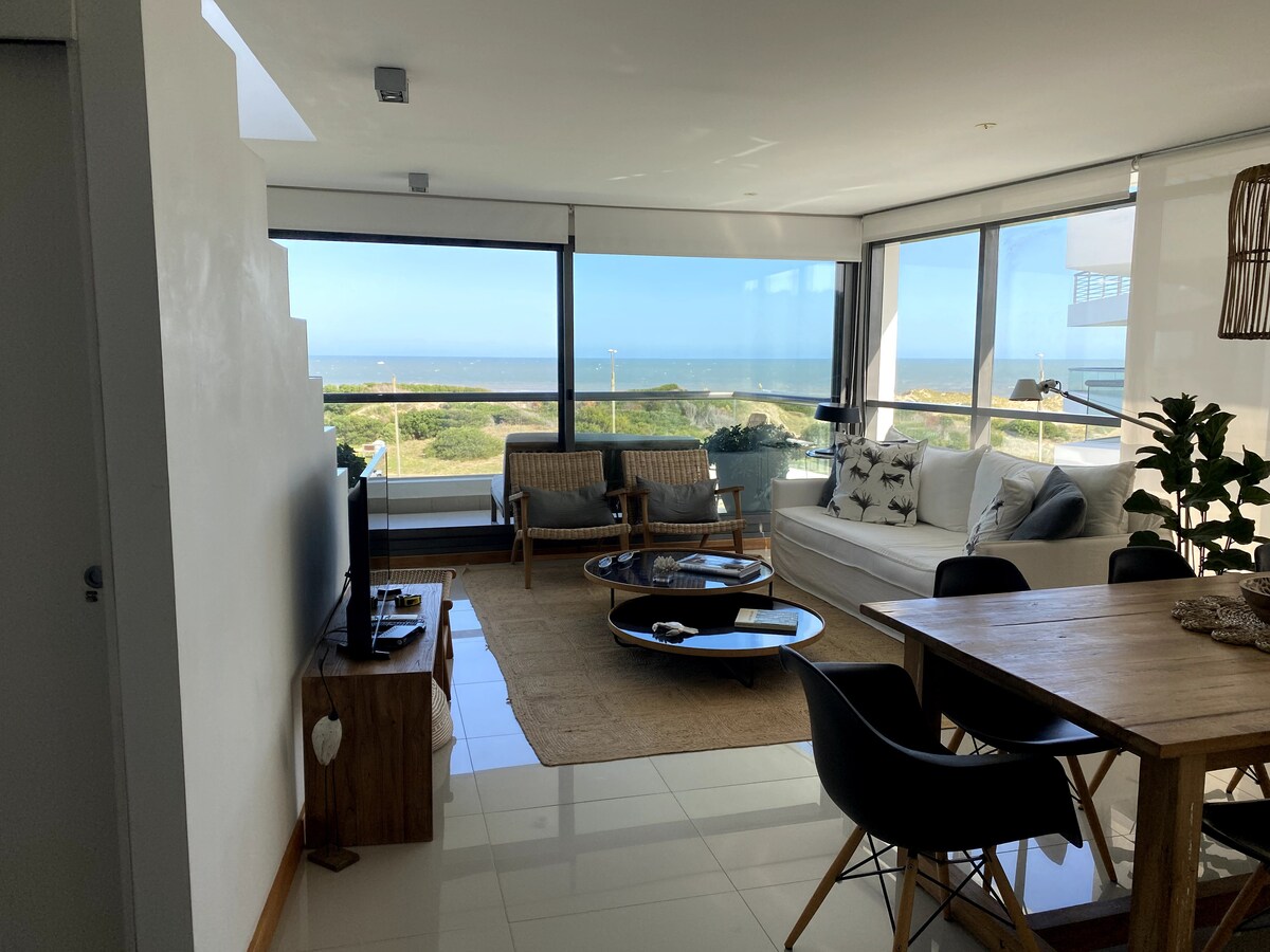Top performing Airbnb: Very nice penthouse in Parada 31 Brava facing the sea in San Rafael El Placer