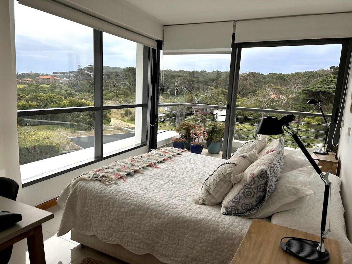 クイーンサイズベッドを備えたメインルーム