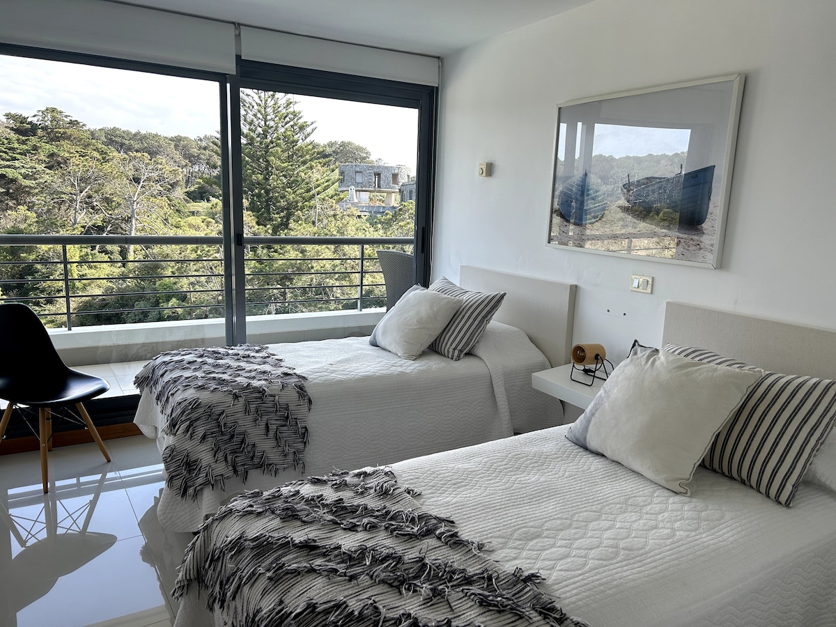 シングルベッド2台と追加のベッド1台の下に追加のベッド1台を備えた客室