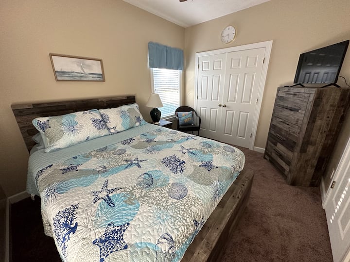 Chambre au rez-de-chaussée dans un lit Queen Size 