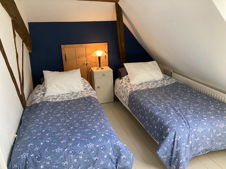 درج علوي لغرفة مزدوجة في المزرعة.  تعمل هذه الغرفة أيضًا بشكل جيد للغاية كغرفة مزدوجة