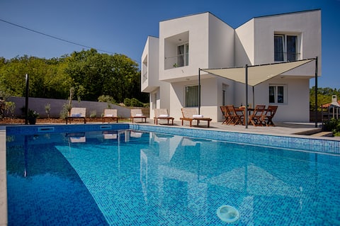 Villa with pool and hot tub in a quiet area