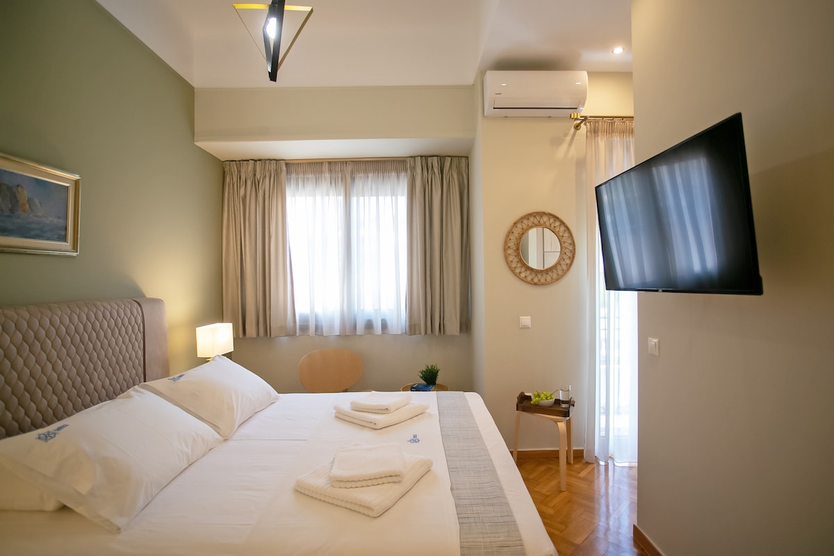 Chumba cha kulala kilicho na kifaa cha AC, televisheni mahiri na dawati la kazi. 