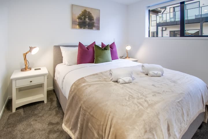 Dormitorio acogedor - cama tamaño queen, ropa de cama de calidad del hotel, almohadas y  toallas limpias