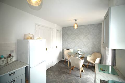 2 Bed House - Large Enclosed Garden - Quiet Area
