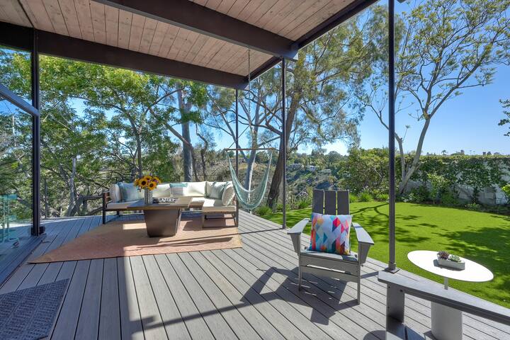 Breathtaking Mid-Century Modern Retreat – Views! gallery image 5