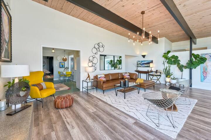 Breathtaking Mid-Century Modern Retreat – Views! gallery image 2