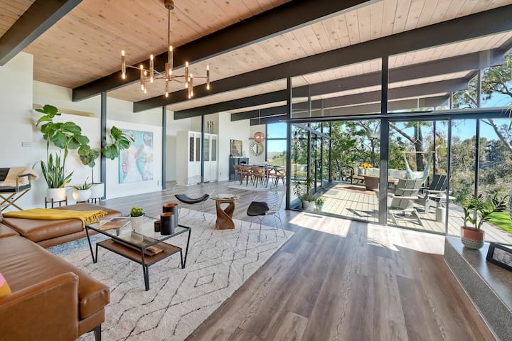 Breathtaking Mid-Century Modern Retreat – Views!
