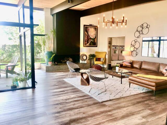 Breathtaking Mid-Century Modern Retreat – Views! gallery image 3