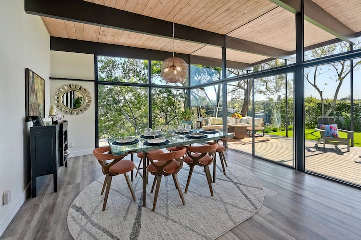 Breathtaking Mid-Century Modern Retreat – Views! gallery image 4