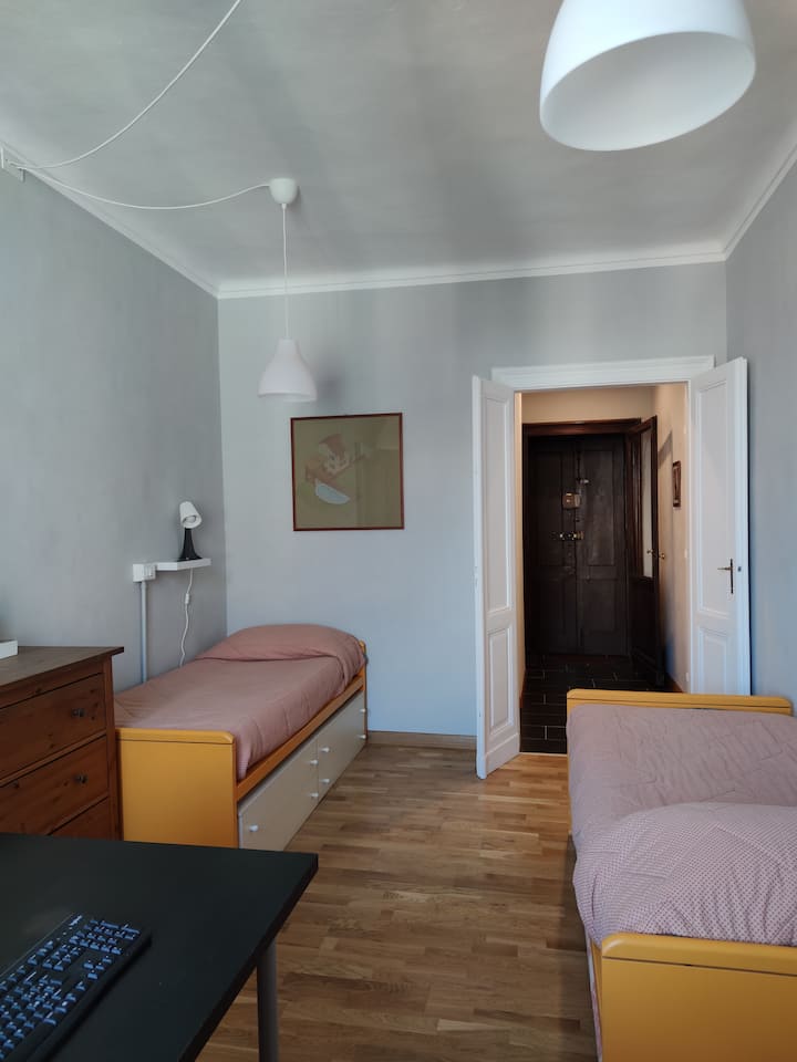 Camera con due letti più uno basso estraibile