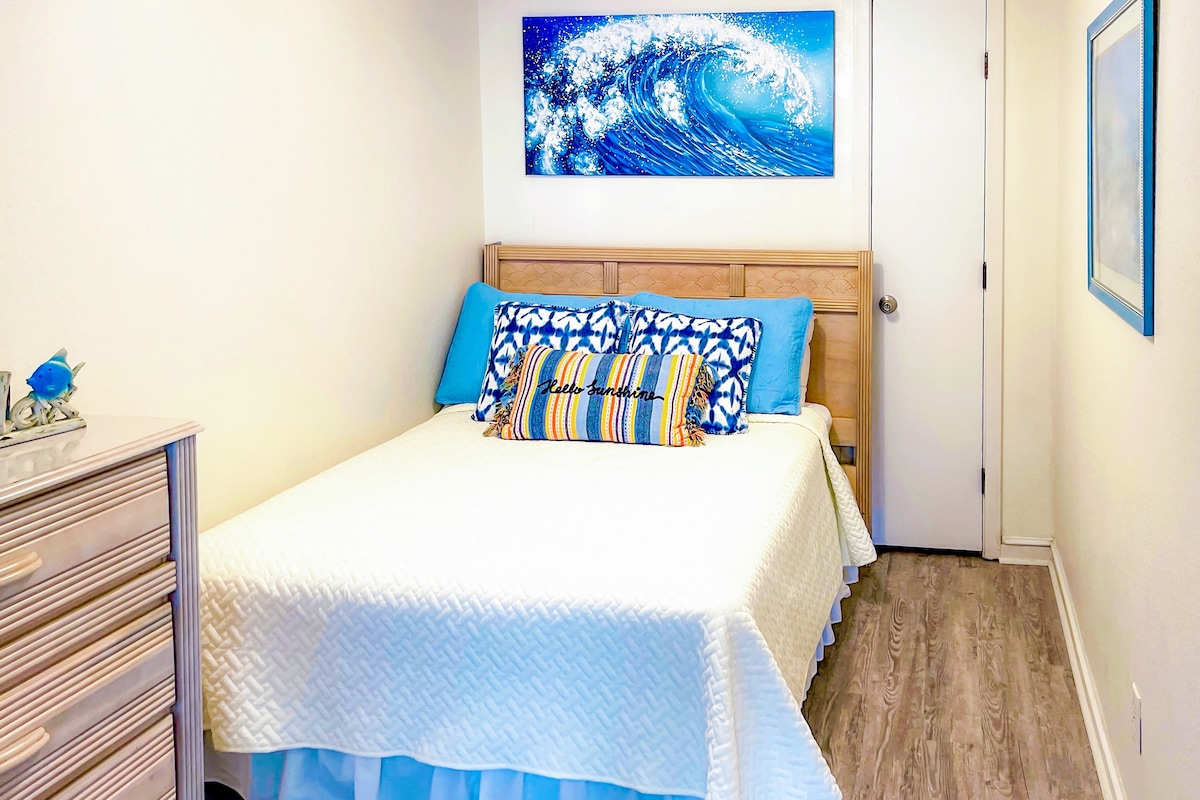 Dormitorio de invitados con cama doble y puerta de privacidad de acordeón.