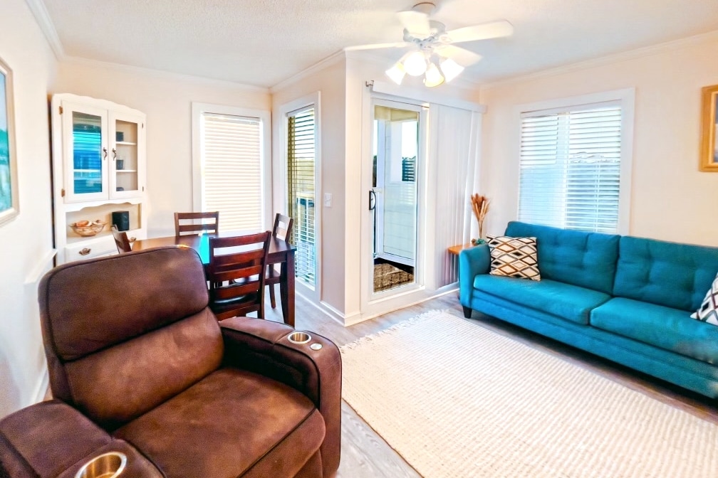 Sala con amplia iluminación natural. 