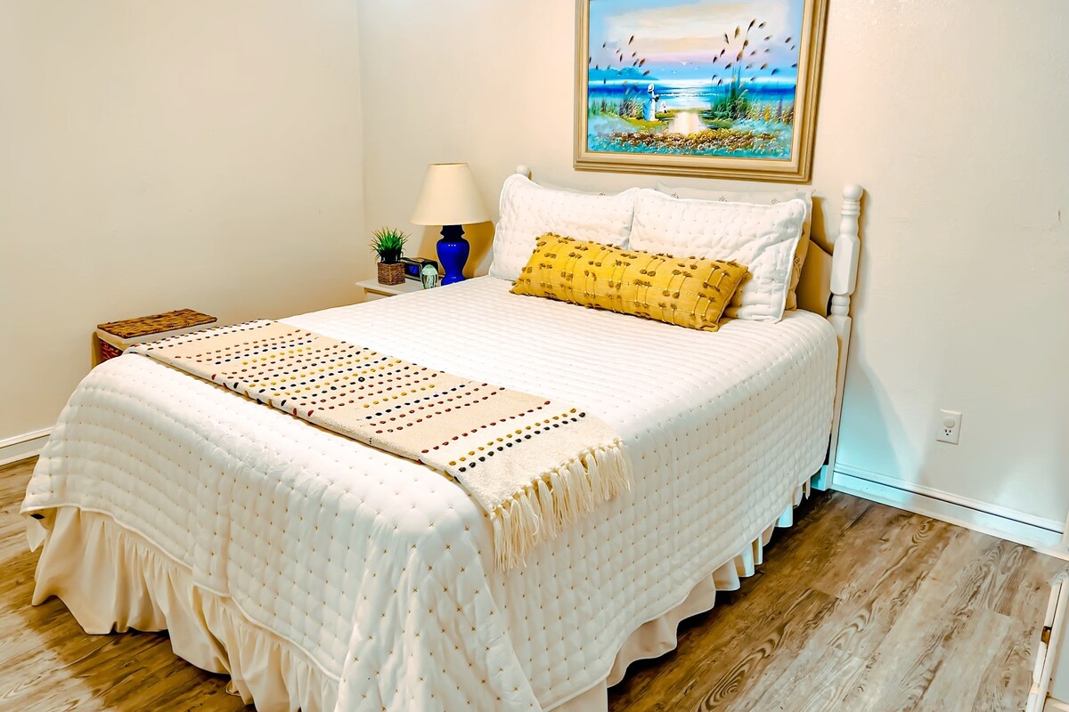 Maestro con armario adjunto y baño completo.