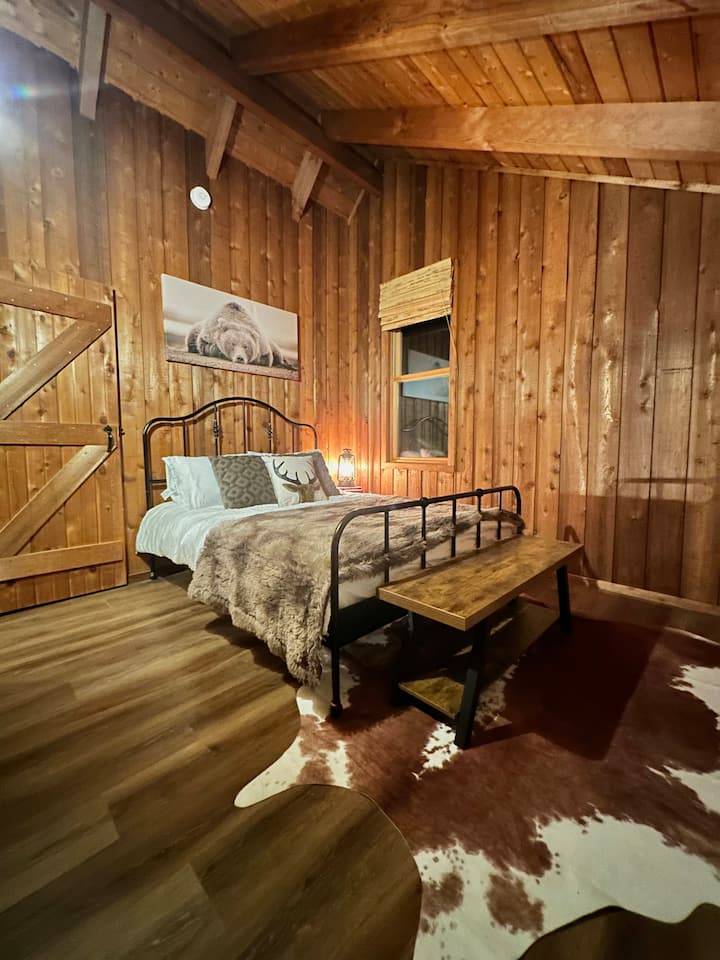 Ეს საძინებელი დასვენებული განმარტოების განსახიერებაა. Რბილი თეთრეული ხიბლავს მდიდარი ხის ფონზე, ხოლო მზიანი ფანჯარა გპირდებათ დილის კოცნას ბუნების სილამაზით.