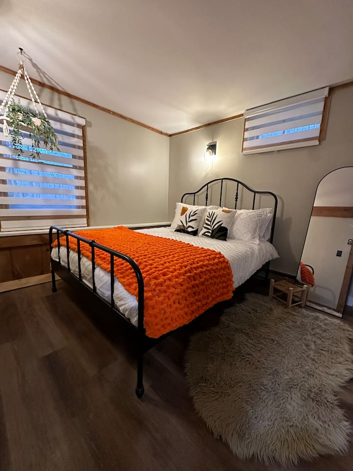 Მყუდრო ოთახი სათხილამურო შალეს სარდაფში, თბილი საწოლით, ძლიერი გდებითა და რბილი განათებით. Იდეალურია თოვლიანი თავგადასავლების შემდეგ დასვენებისთვის.