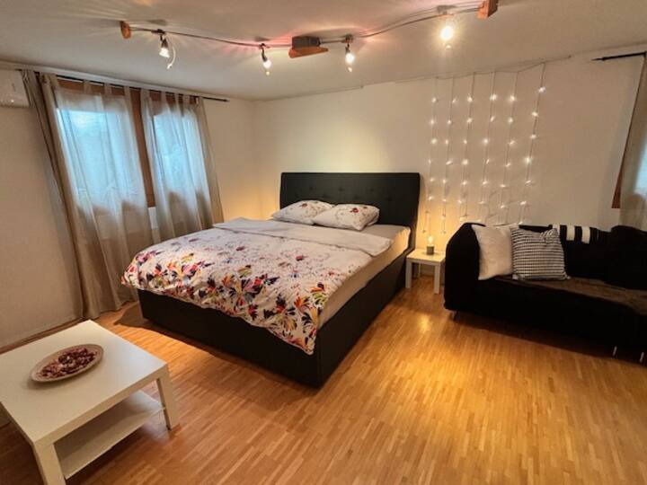 Ფართო საძინებელი ორადგილიანი საწოლით, დივნითა და გამაჯანსაღებელი სივრცით (საუნა, საშხაპე). Ხელმისაწვდომია ტელევიზია Netflix-ით.
Კომოდები და დასაკიდი მოწყობილობა ტანსაცმლის შესანახად.