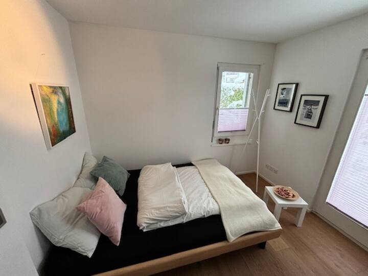 Ორადგილიანი საძინებელი ტანსაცმლის შესანახად განკუთვნილი კარადით.