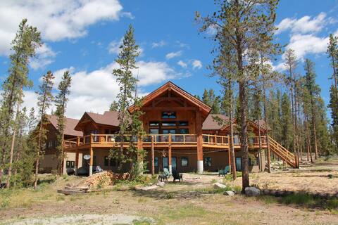 6000sf Custom Log Home-Minutes from Winter Park
