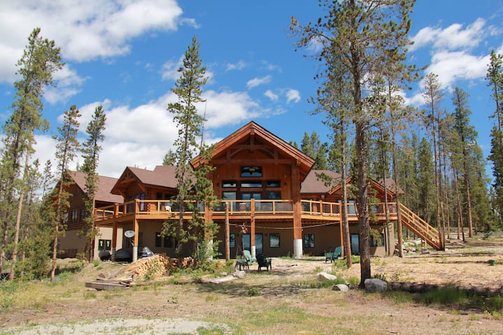 6000sf Custom Log Home-Minutes from Winter Park