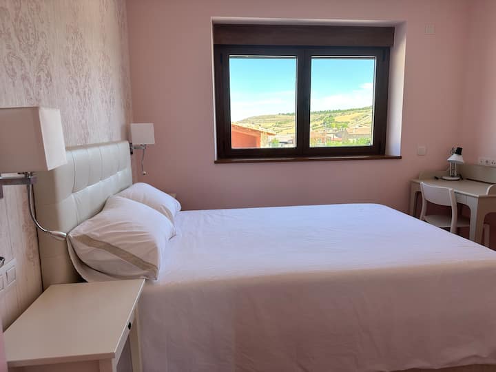 غرفة زفاف بها حمام.