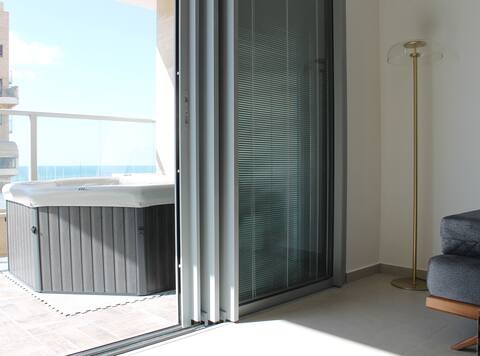 Balcony Jacuzzi Beach View+Breakfast & Pool Option