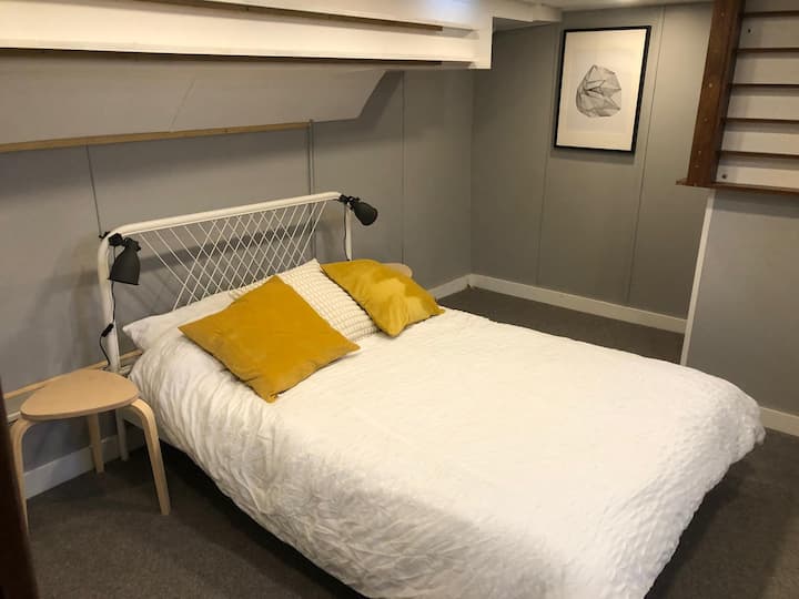 Nieuwe dubbele IKEA-matras en kledingrek