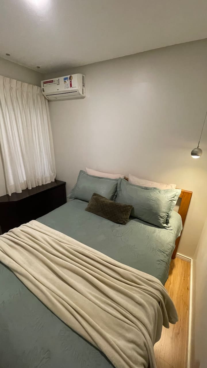 Habitación con aire acondicionado
Matchão Tam casal
Ventana de jardín de invierno
Techo de yeso 
Iluminación directa e indirecta
Piso laminado de madera 
Edredones lujosos nuevos y súper calientes para las noches frías